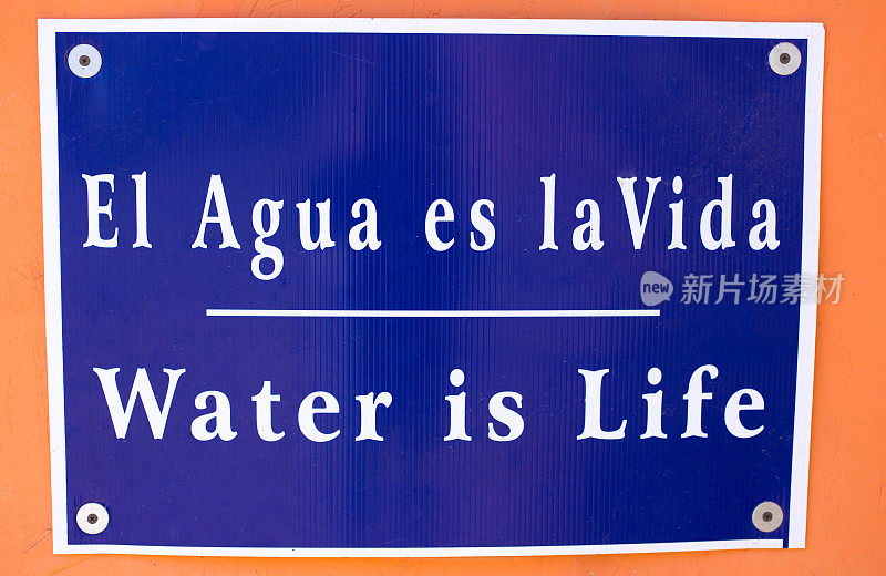 西班牙语/英语双语标识“水就是生命”